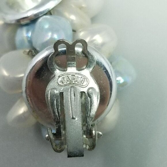 Vintage Light Blue and White Beaded Cluster Clip On Earrings, Made in Japan - Picture 4 of 7